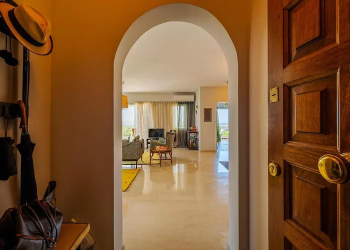Spacious Apartment In Kavouri