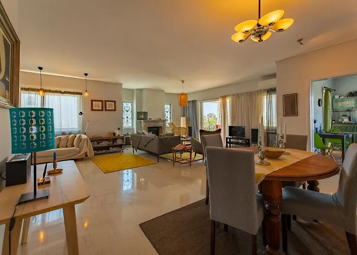 Spacious Apartment In Kavouri