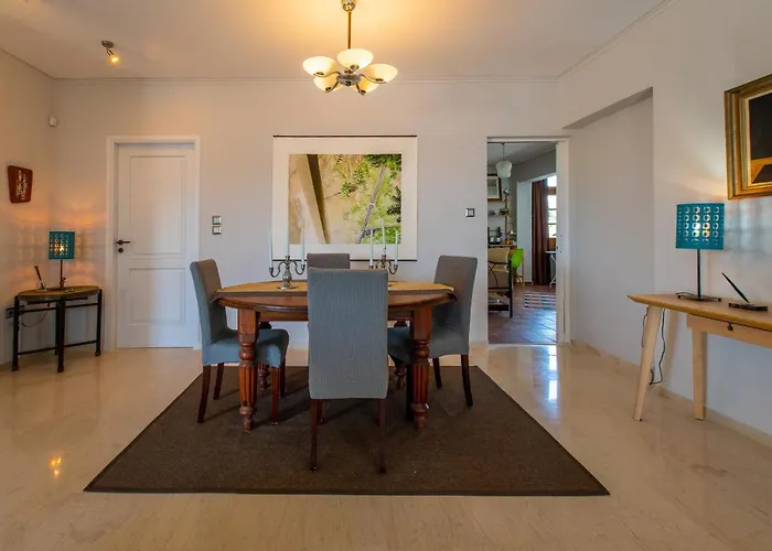 Spacious Apartment In Kavouri