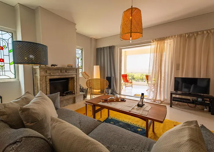 Spacious Apartment In Kavouri